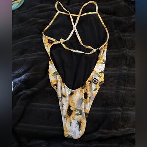 Jolyn Scotty Sunflower pattern swimsuit size 30